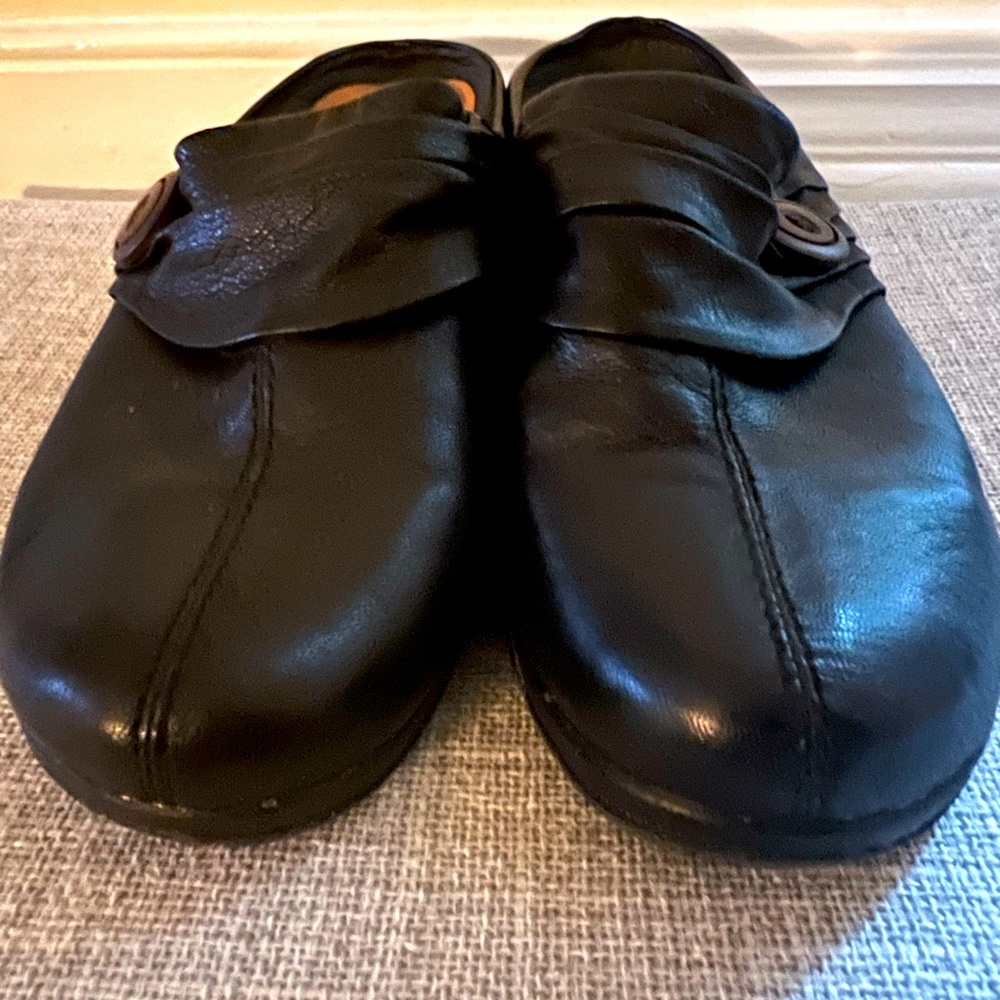 Women’s Size 10Medium Black Leather Mules